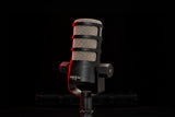 RØDE PodMic dinaminis kardioidinis mikrofonas su integruotu pop filtru, skirtas aiškiam balso įrašymui tinklalaidėse ir transliacijose.