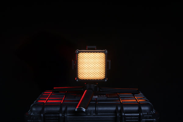 Zhiyun FIVERAY M20C RGB LED šviesa kompaktiška ir galinga, su reguliuojama spalvų temperatūra ir efektų režimais